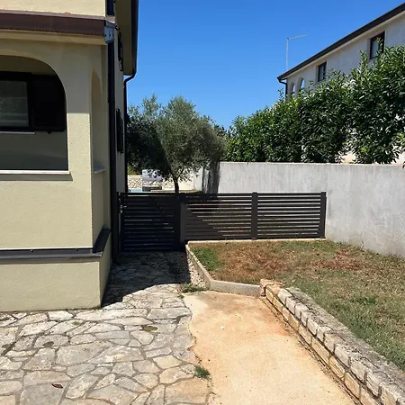 Marija Mit Pool Vilanija