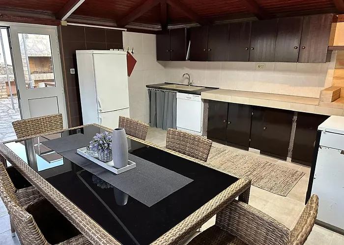 Marija Mit Pool Vilanija