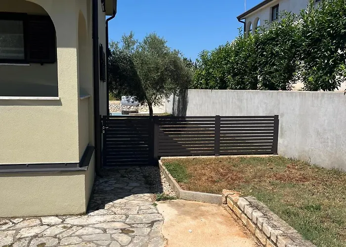 Marija Mit Pool Vilanija